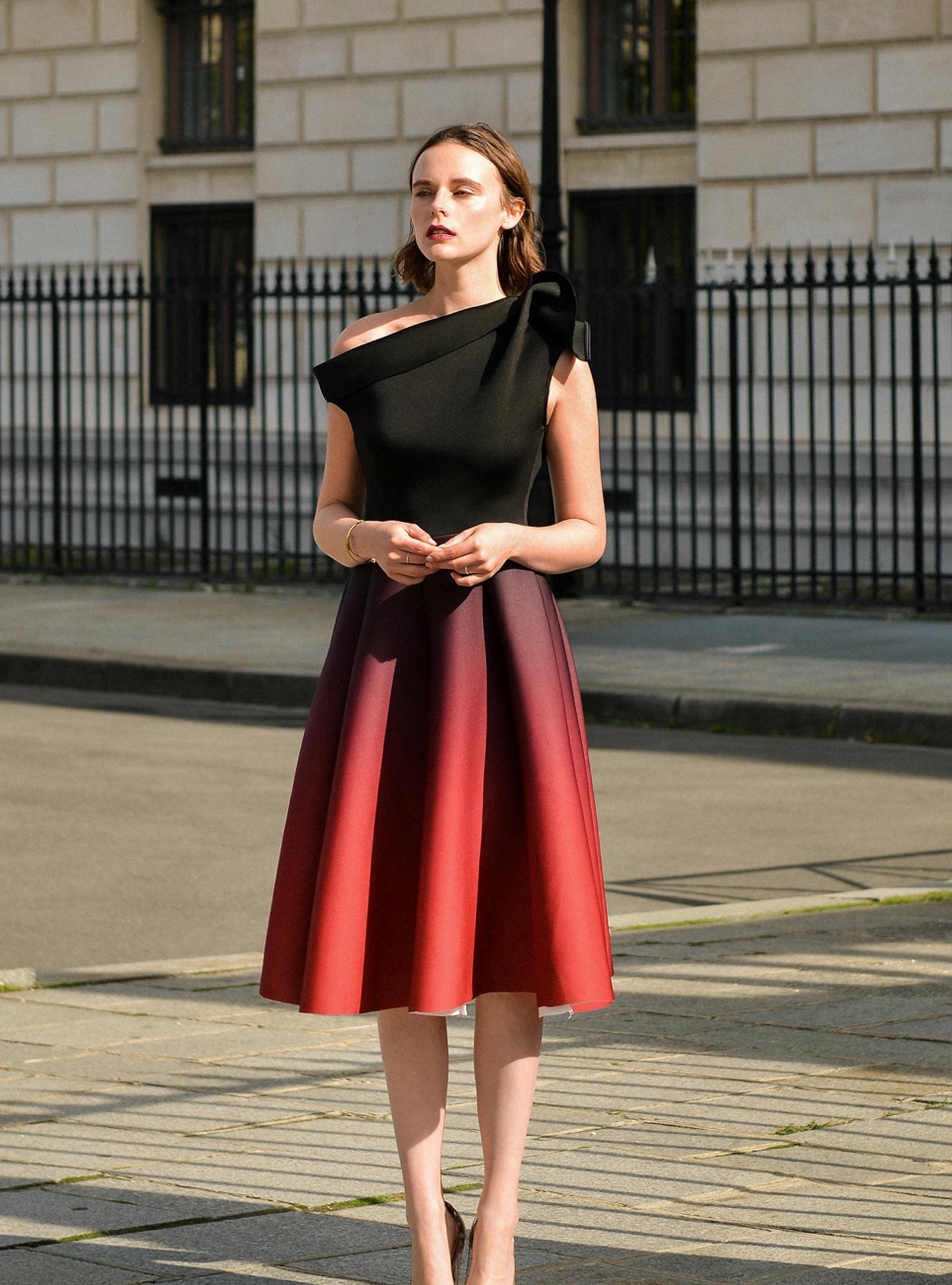 BLACK SCULPTURAL ONE SHOULDER OMBRÉ MIDI DRESS